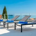 Villa Exclusive Mative