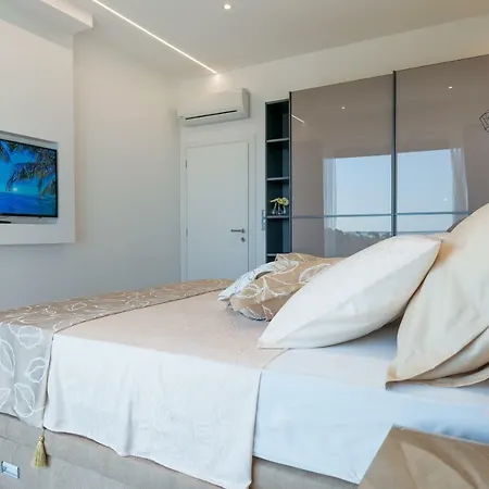 Villa Exclusive Mative